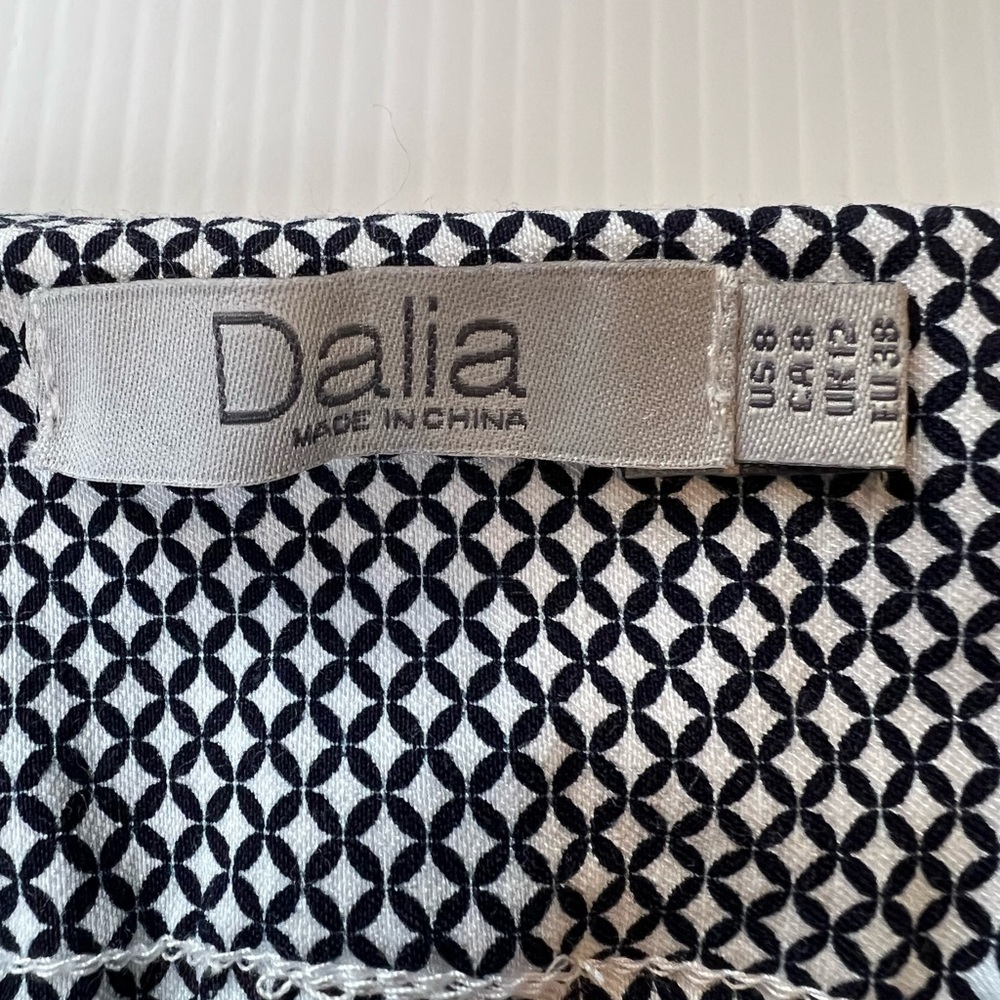 Dalia Black and White Houndstooth Pull On Skinny Capri Pants, Size 8 - Picture 2 of 13